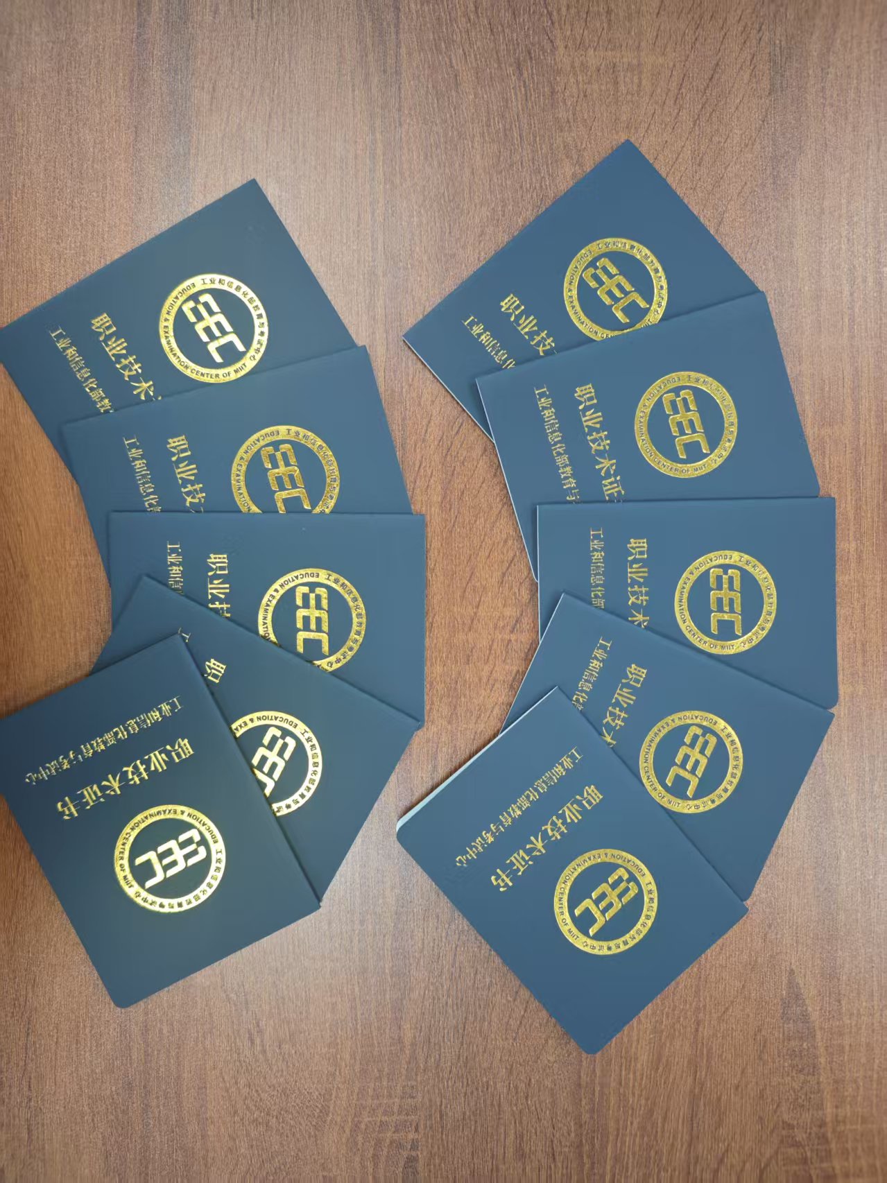 ���ά�ޱ���ʦ����ҵ����Ϣ���������뿼�����İ䷢֤�飬����Դ��ҵ�ϸ� ��ͨ��֤����